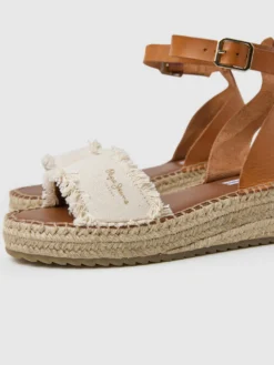 Pepe Jeans Plateau Sandalen Sandaal KATE Dames Bruin / Offwhite -Tamaris Winkel bed818dbab065fb4812b30cc6d823f0c scaled